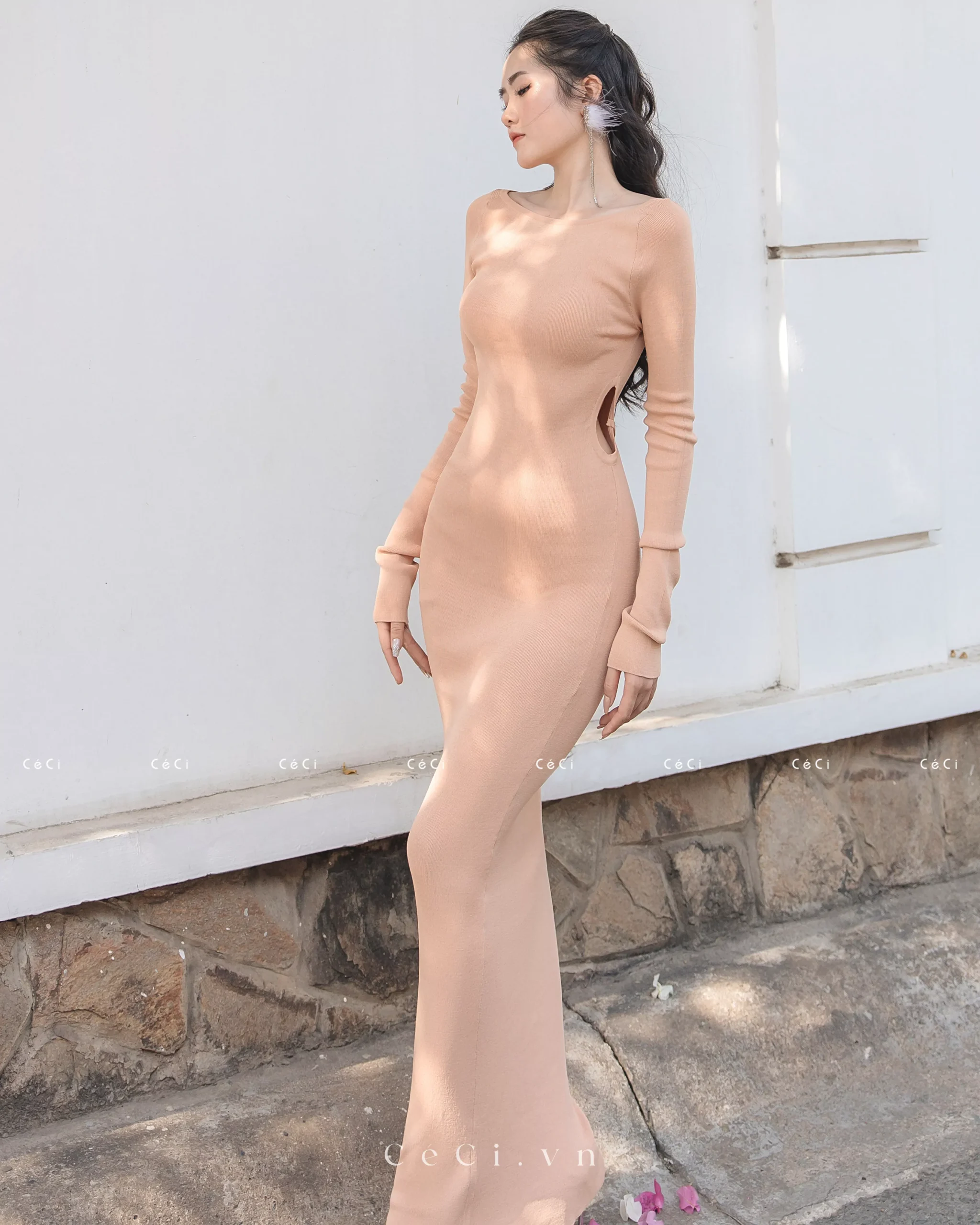 ĐẦM KHOÉT EO